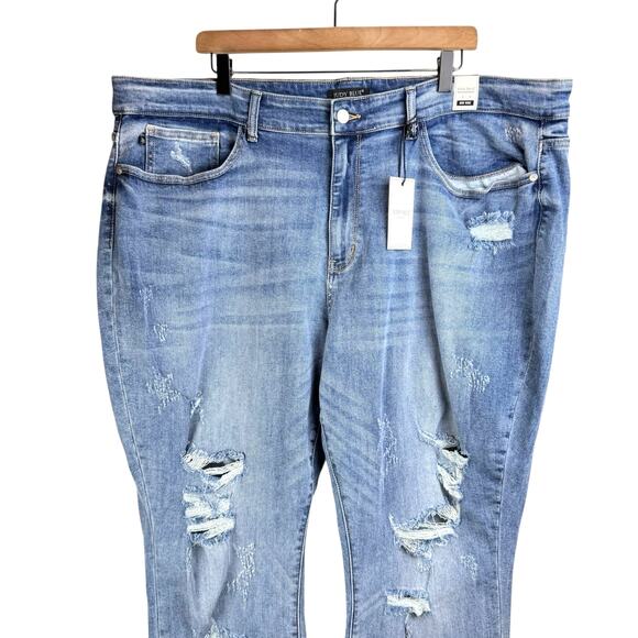 Judy Blue NWT 24W Boyfriend Fit Mid Rise Medium Wash Cropped Distressed Jeans - Picture 3 of 10